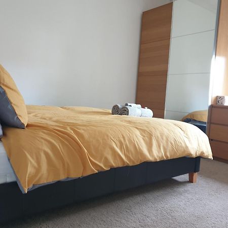 Luxury 1-Bed Apartment With Stunning City Views Perfect For Short Stays In London Bagian luar foto