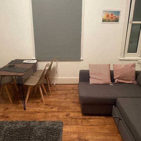 Luxury 1-Bed Apartment With Stunning City Views Perfect For Short Stays In London Bagian luar foto