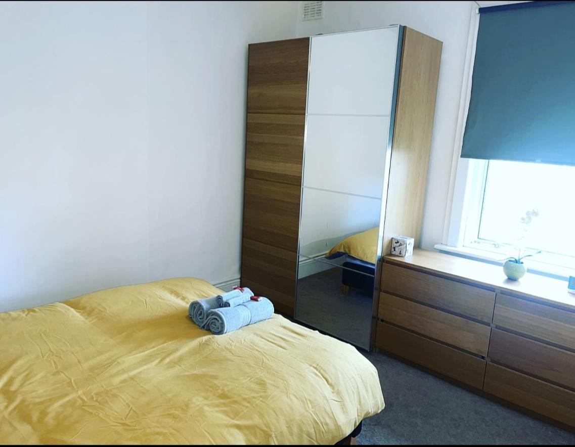 Luxury 1-Bed Apartment With Stunning City Views Perfect For Short Stays In London Bagian luar foto