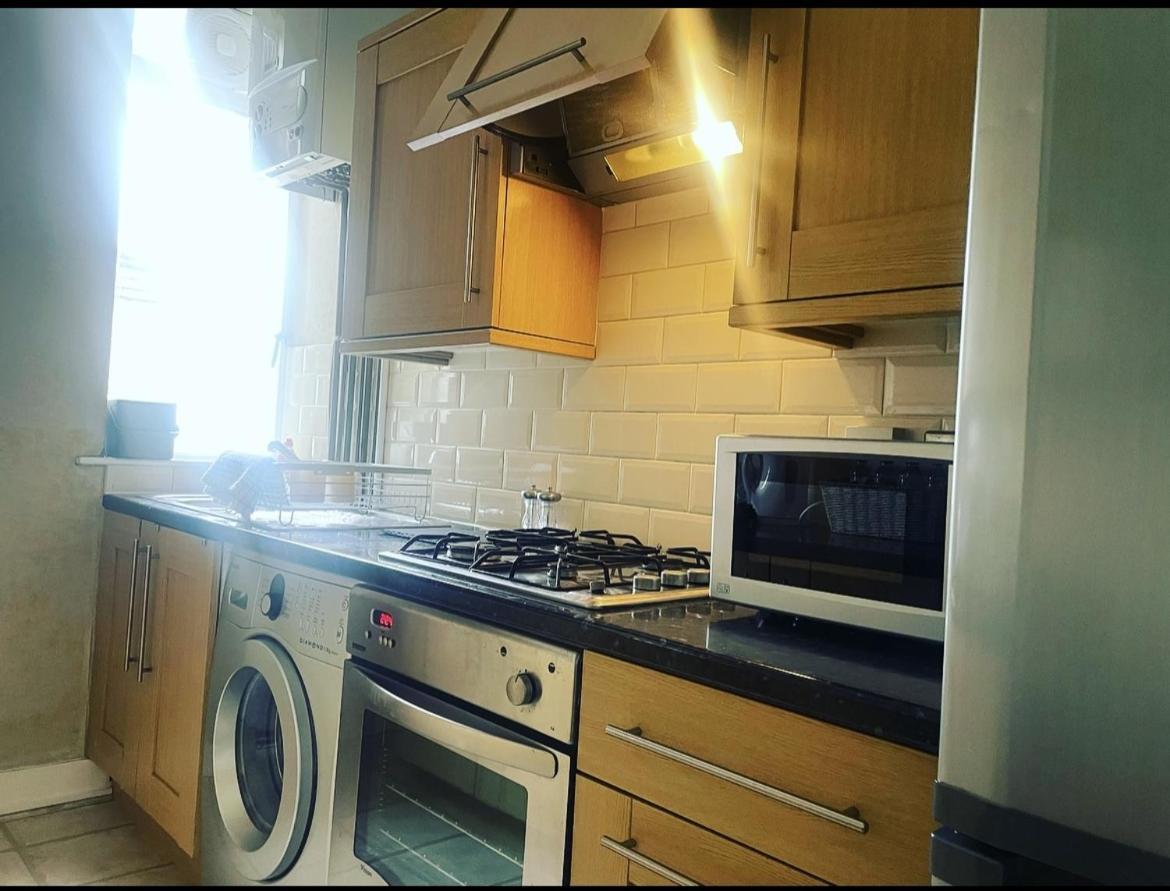 Luxury 1-Bed Apartment With Stunning City Views Perfect For Short Stays In London Bagian luar foto