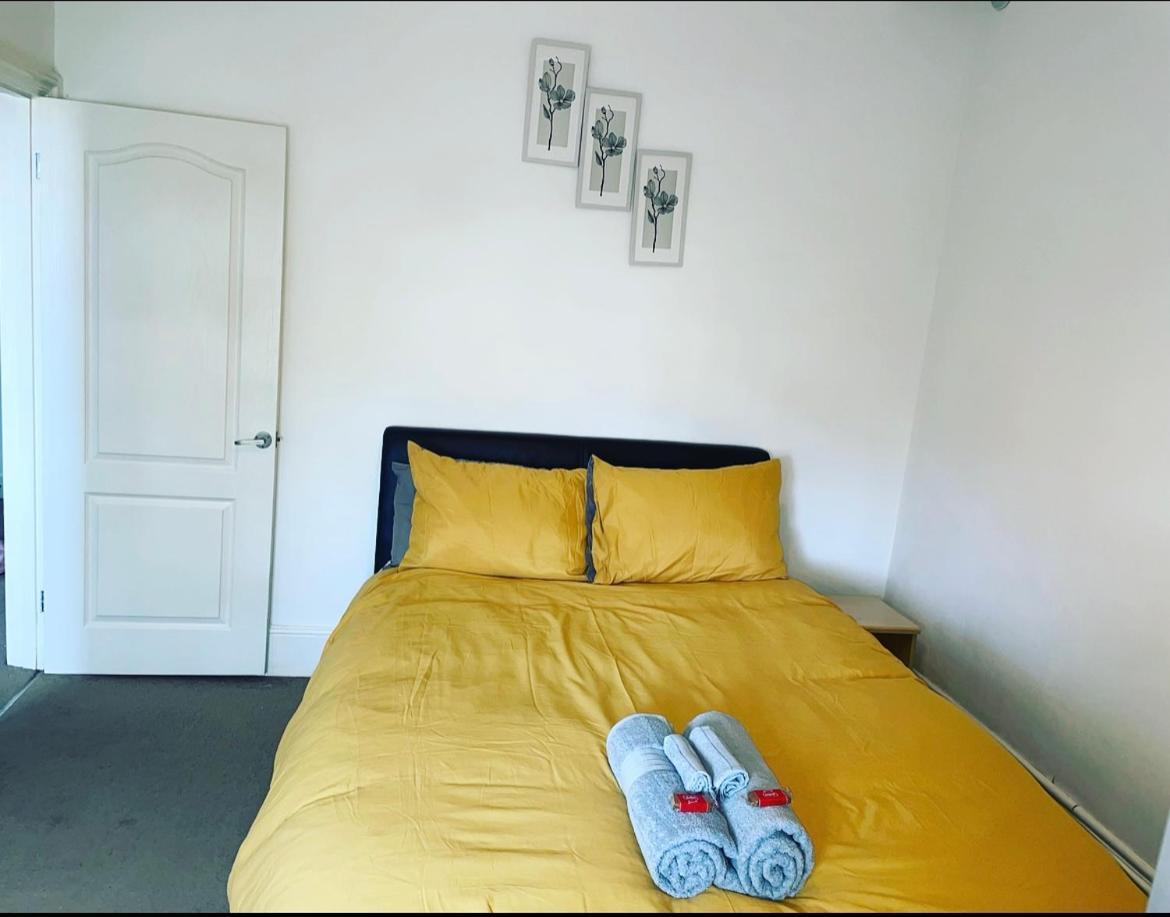 Luxury 1-Bed Apartment With Stunning City Views Perfect For Short Stays In London Bagian luar foto