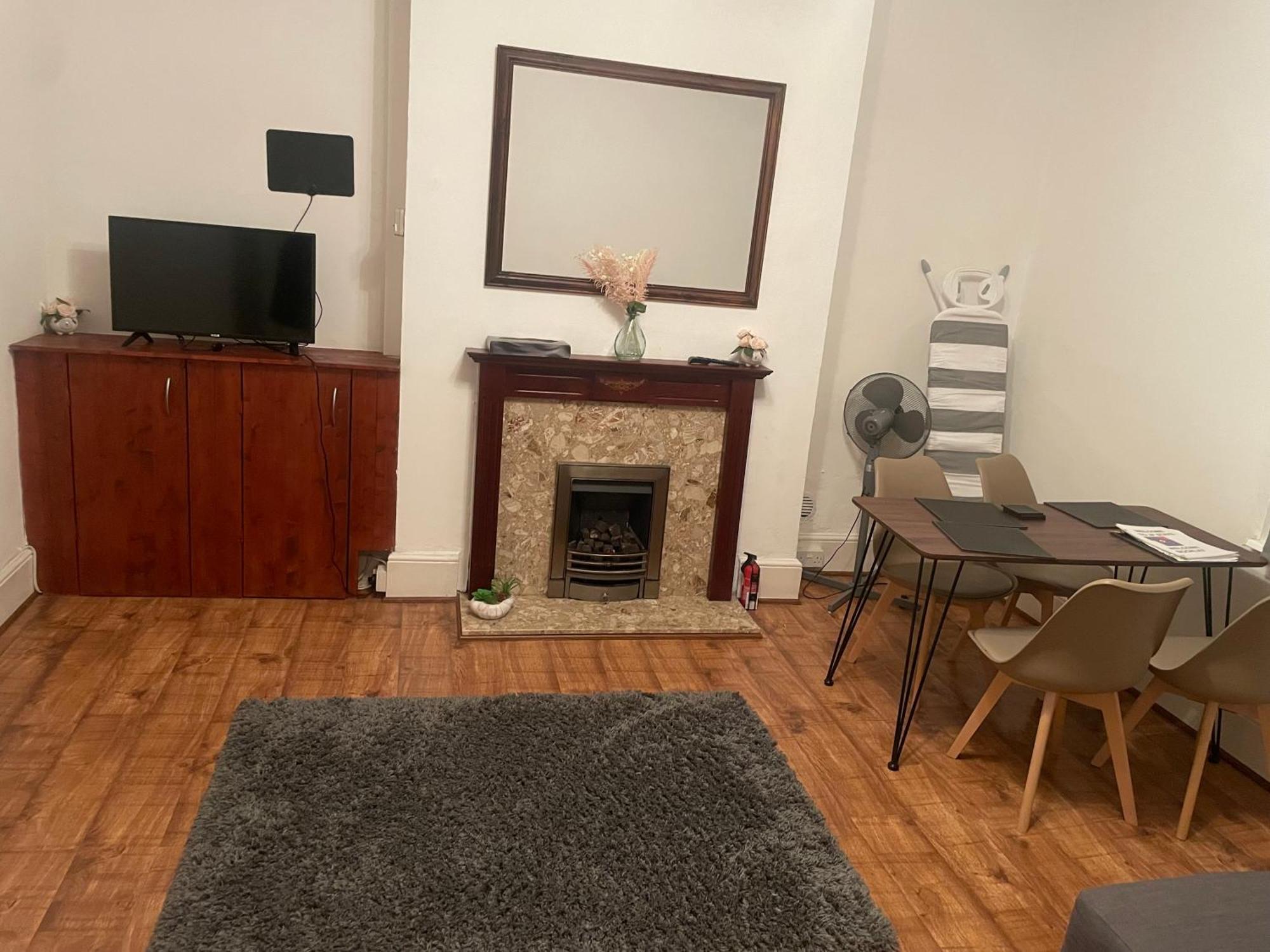 Luxury 1-Bed Apartment With Stunning City Views Perfect For Short Stays In London Bagian luar foto